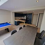 - 3 Bed - Hot Tub House Apartment *
