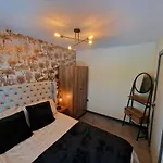 - 3 Bed - Hot Tub House Apartment *