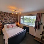 - 3 Bed - Hot Tub House Apartment
