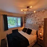 - 3 Bed - Hot Tub House *