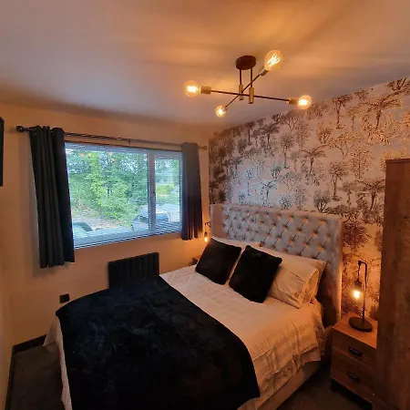 - 3 Bed - Hot Tub House *