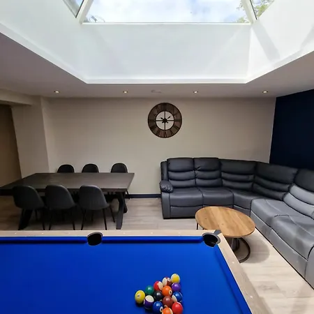 - 3 Bed - Hot Tub House