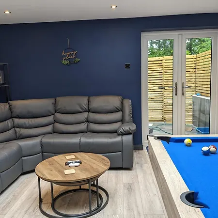 - 3 Bed - Hot Tub House