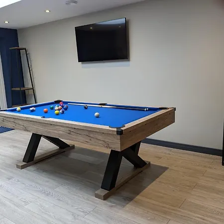 - 3 Bed - Hot Tub House