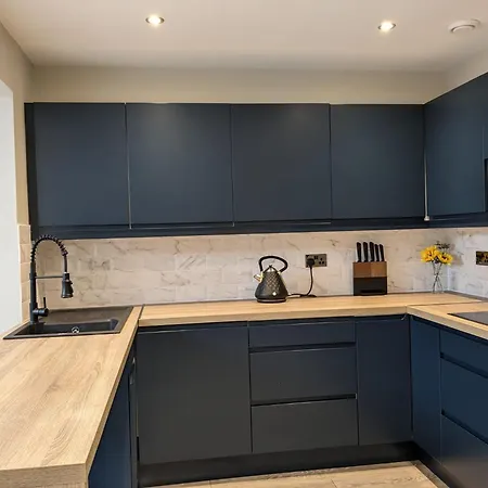 - 3 Bed - Hot Tub House *