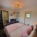 - 3 Bed - Hot Tub House