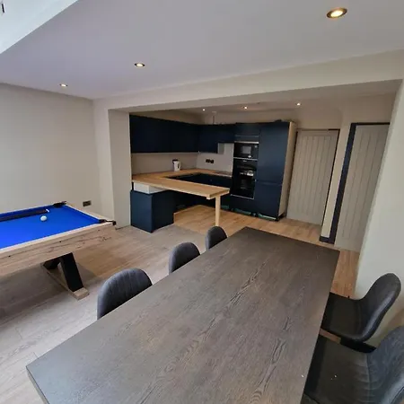 - 3 Bed - Hot Tub House דירה *